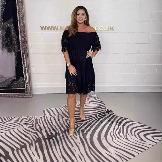 Damen Spitzenkleid mit Schulterfrei-Design EB