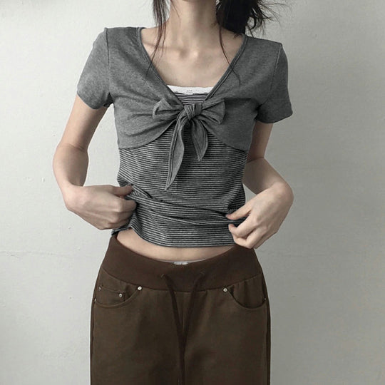 Damen kurzes T-Shirt mit Knoten-Detail und gestreiftem Design EB