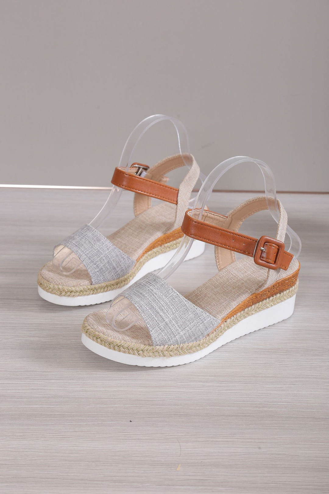Damen Wedge-Sandaletten mit transparenten Riemen und natürlichem Bast-Detail EB