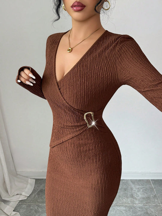 Damen nan tailliertes Wickelkleid mit V-Ausschnitt, strukturierter Knitteroptik und dekorativer Gürtelschließe EB