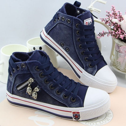 Damen nan hohe Sneaker im Jeanslook mit seitlichem Reißverschluss und dekorativen Anhängern EB