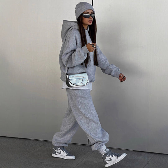 Damen urbanes Oversize-Lounge-Set mit Kapuzenpullover, locker geschnittener High-Waist-Jogginghose und passender Mütze Eichborn Berlin