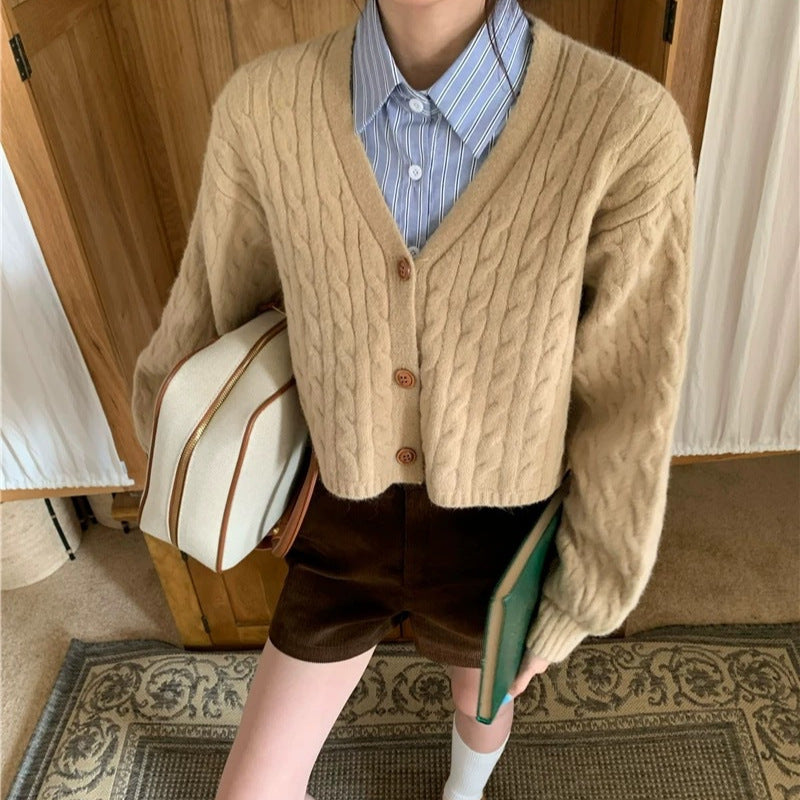 Damen Modischer kurz geschnittener Strick-Cardigan mit Zopfmuster und Knopfdetail EB
