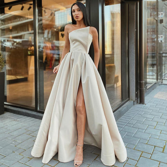 Damen Extravagantes Abendkleid mit asymmetrischem Oberteil und hohem Schlitz EB