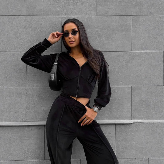 Damen kurzes Kapuzen-Cropped Zip-Sweatshirt mit tailliertem Brustsaum und weiter Velours-Loungehose mit elastischem Bund EB