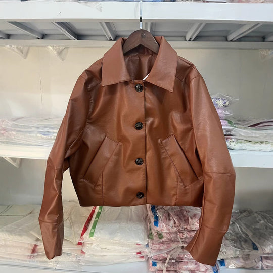 Damen Kunstlederjacke mit modernen Knopfdetails EB