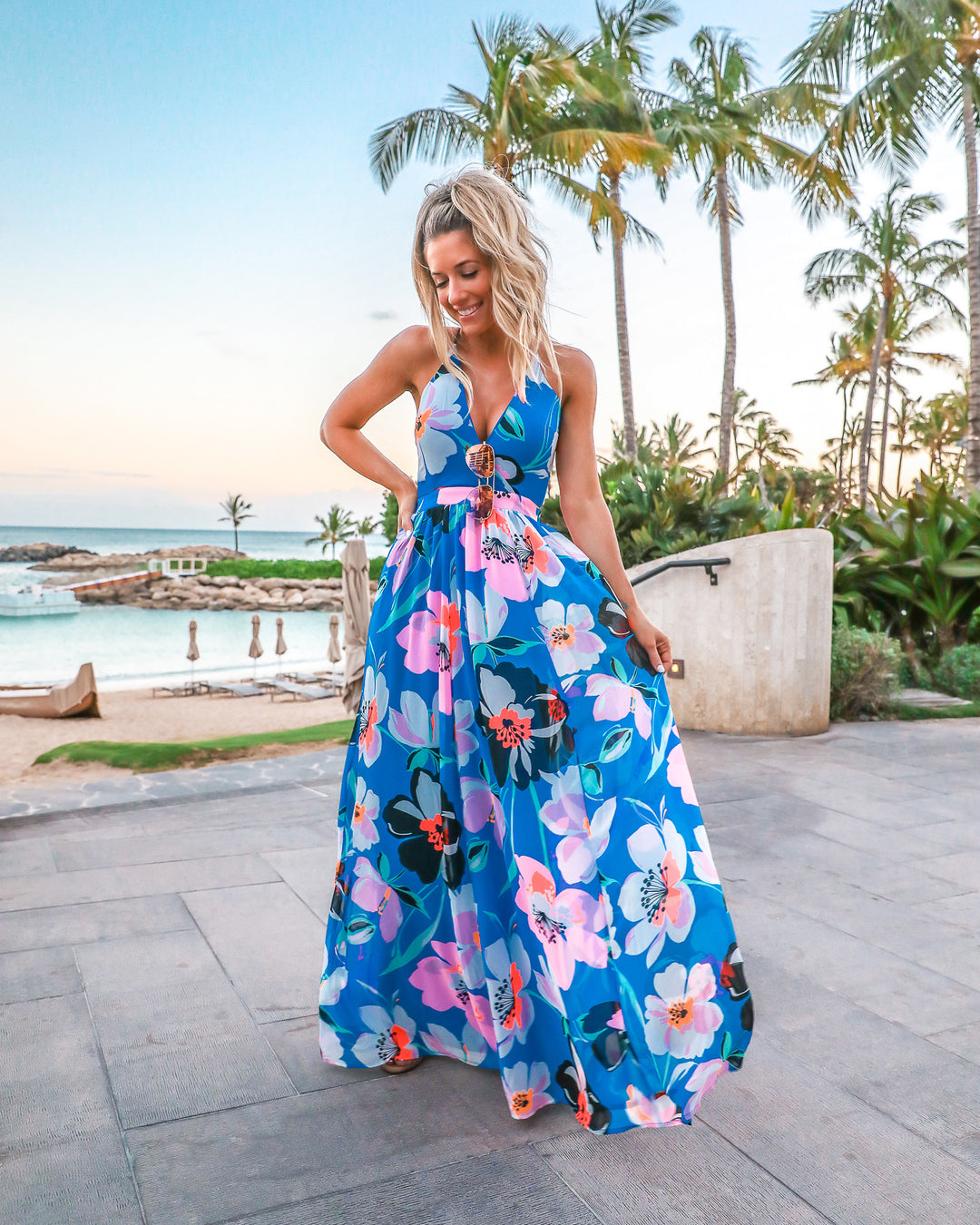 Damen Maxi-Kleid mit tiefem V-Ausschnitt und floralen Details EB