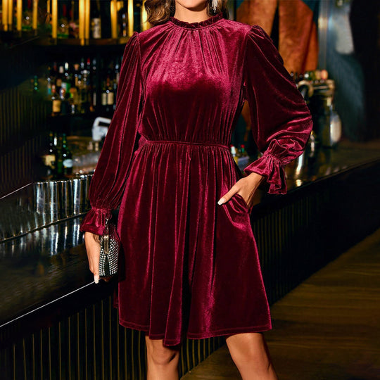 Damen samtiges knielanges Kleid mit Stehkragen, geraffter Taille und praktischen Eingrifftaschen Eichborn Berlin