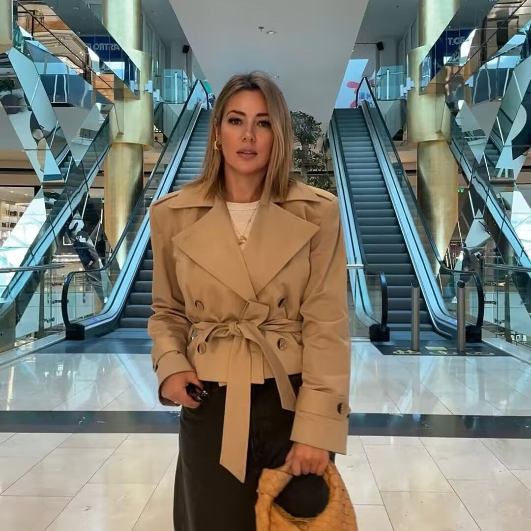 Damen nan kurz geschnittene Trenchjacke mit weitem Revers, doppelreihiger Knopfleiste und Schleifenbund EB