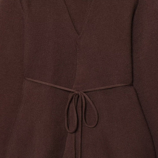 Damen Strickjacke mit eleganter Taillierung und V-Ausschnitt EB