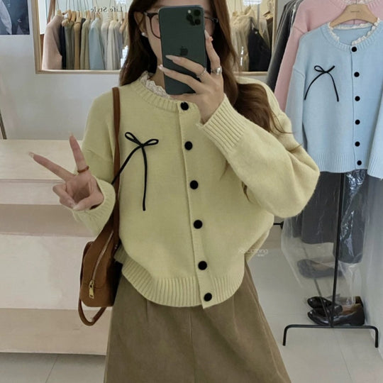 Damen Strickcardigan mit dekorativen Knöpfen und Schleifenakzent EB