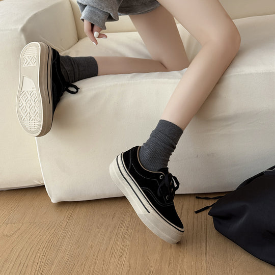 Damen Sneakers mit klassischer Schnürung und robustem Gummiboden EB