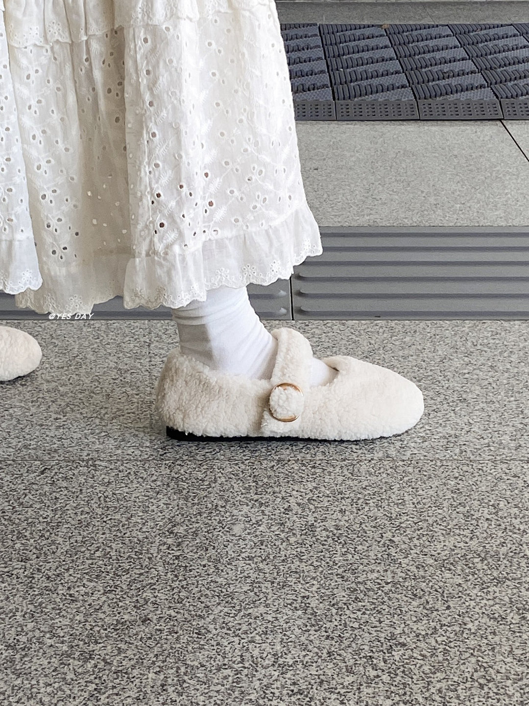 Damen Flauschige Hausschuhe mit eleganter Schnallen-Applikation EB