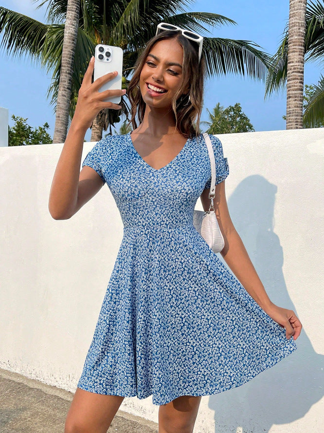 Damen Sommerliches Freizeitkleid mit floralen Mustern und schwingendem Rock EB