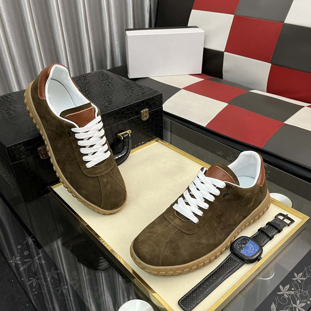 Damen Sportliche Sneakers aus weichem Wildleder mit eleganten Lederakzenten EB