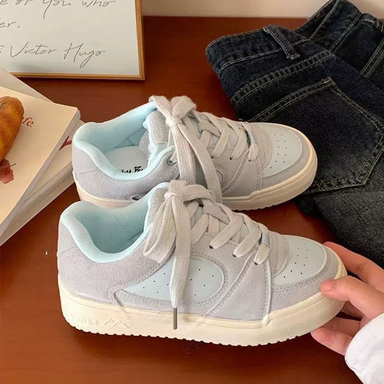 Damen Sneakers im modernen minimalistischen Design mit atmungsaktiven Oberflächen und gepolsterter Innensohle EB
