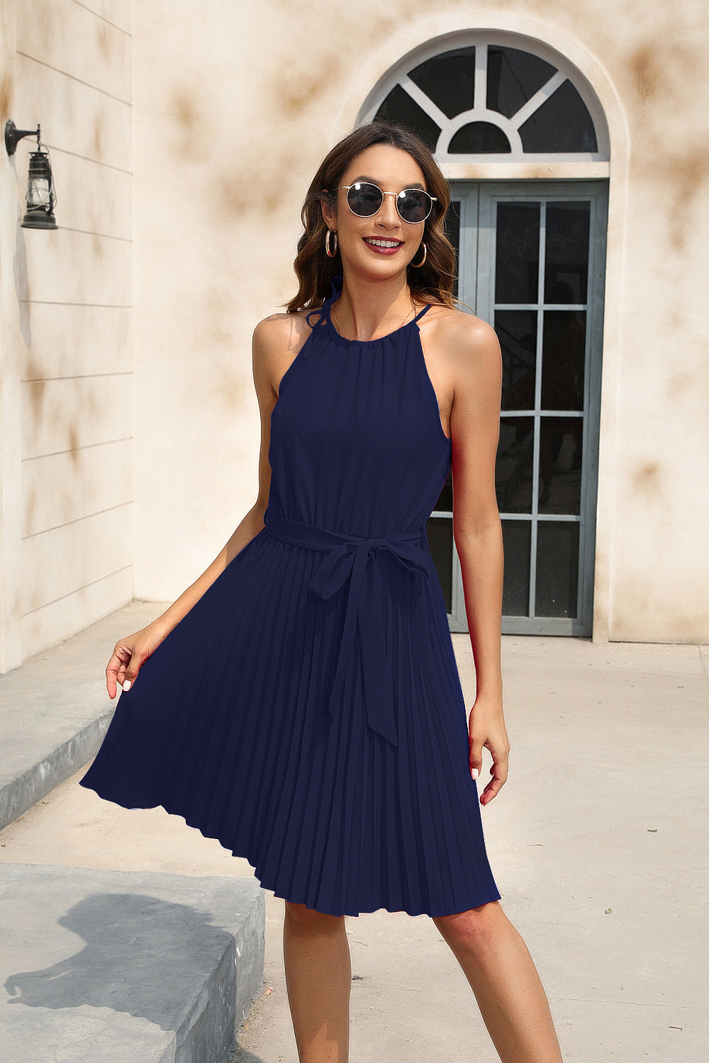 Damen Plissiertes Sommerkleid mit tailliertem Gürtel und Halterneck EB