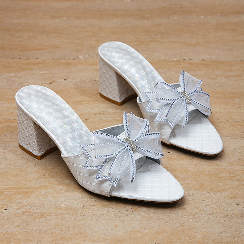 Damen Glamouröse Mules mit funkelnden Schmetterlingsdetails EB
