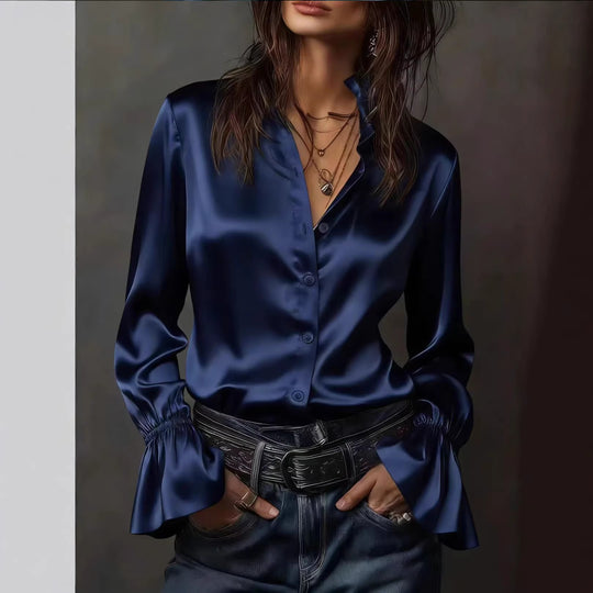 Damen Seidenglänzende Satinbluse mit Stehkragen, Knopfleiste und Volantärmel EB