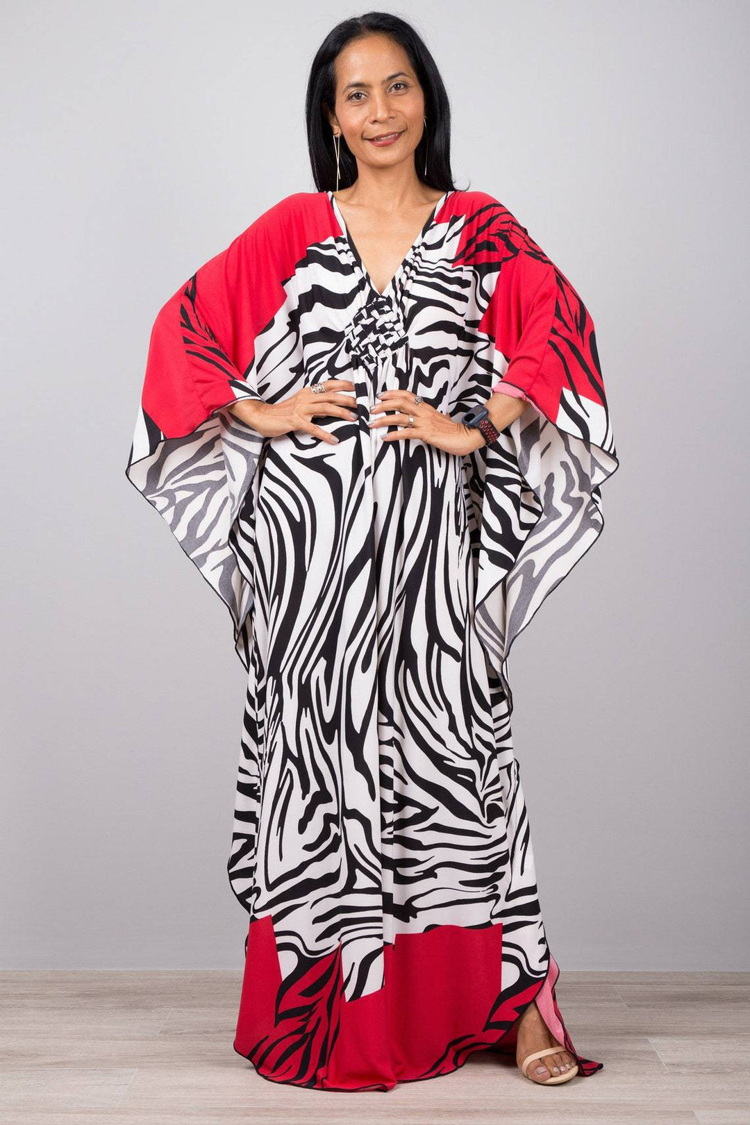 Damen Maxikleid mit kunstvollem Pfauenmuster und seitlichen Schlitzen Heidi Mode