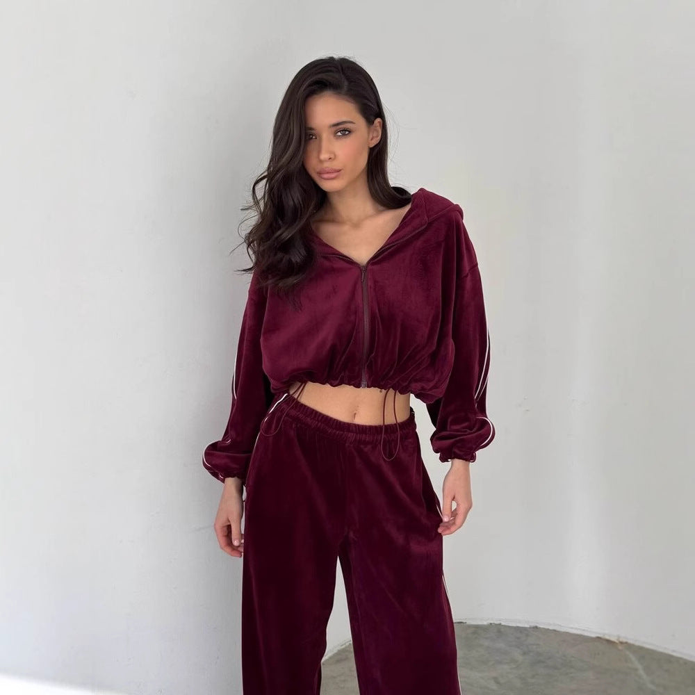 Damen dreiteiliges Samt-Lounge-Set mit Bandeau-Top, Kapuzen-Zipjacke und weiter High-Waist Palazzo-Hose Eichborn Berlin