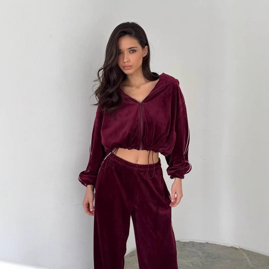 Damen dreiteiliges Samt-Lounge-Set mit Bandeau-Top, Kapuzen-Zipjacke und weiter High-Waist Palazzo-Hose Eichborn Berlin