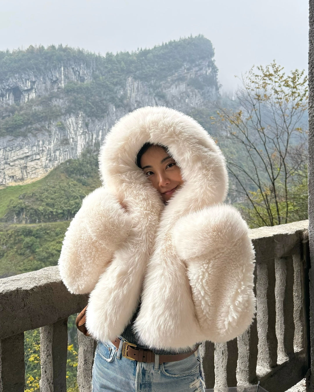 Damen Kunstfelljacke mit luxuriösem Kapuzendesign EB