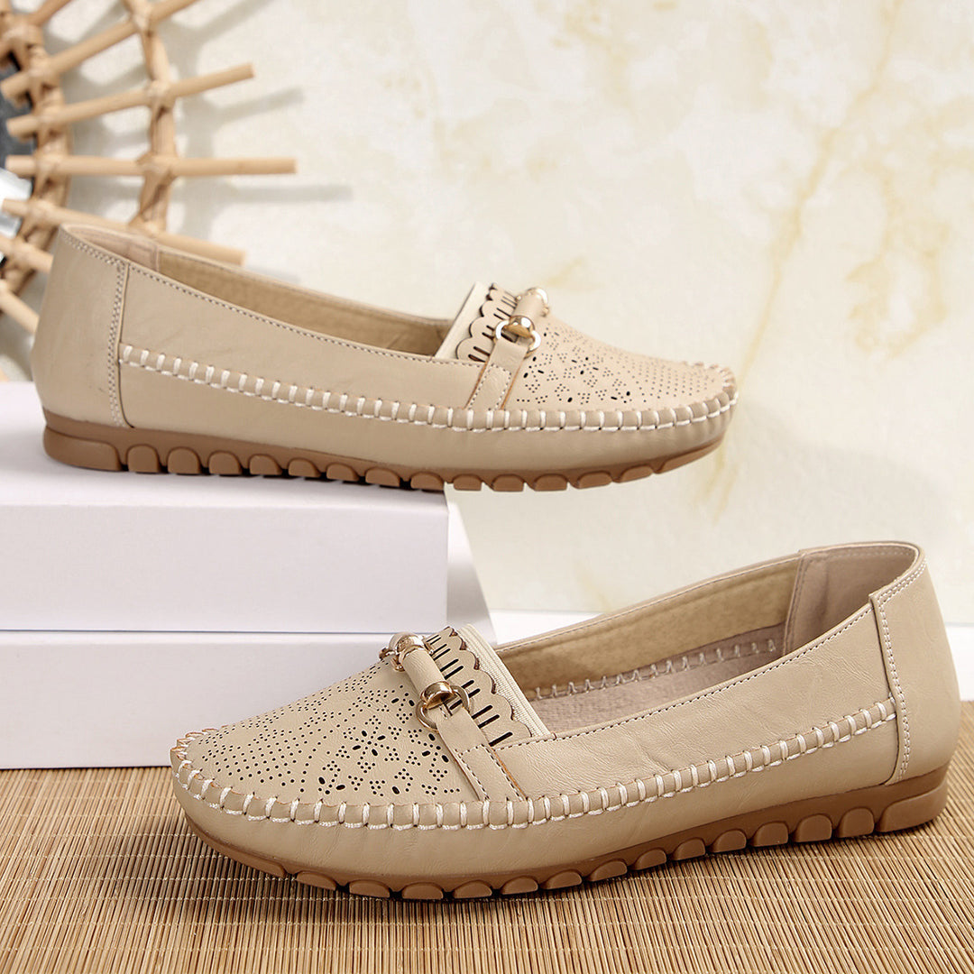 Damen  perforierte Mokassin-Loafer mit gepolstertem Komfortfußbett und dekorativem Metalldetail EB