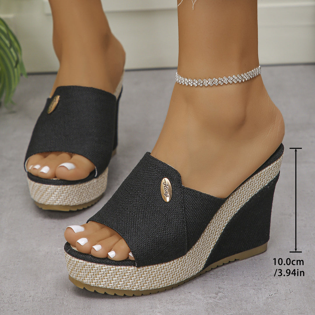 Damen Wedge-Sandalen mit elegantem geflochtenem Design und goldenem Schmuckdetail EB