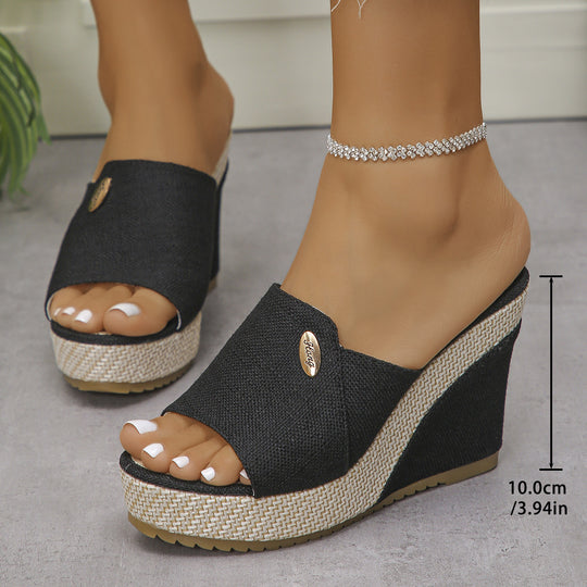 Damen Wedge-Sandalen mit elegantem geflochtenem Design und goldenem Schmuckdetail EB