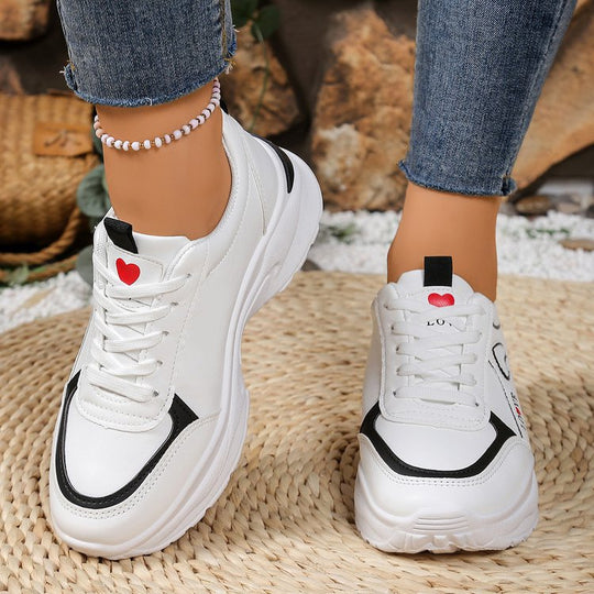 Damen Sneakers mit verspieltem Herzdesign und gepolsterter Sohle EB