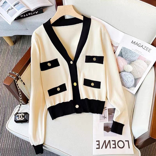 Damen modisches Strickensemble mit dekorativen Knöpfen und Kontrastdetails EB