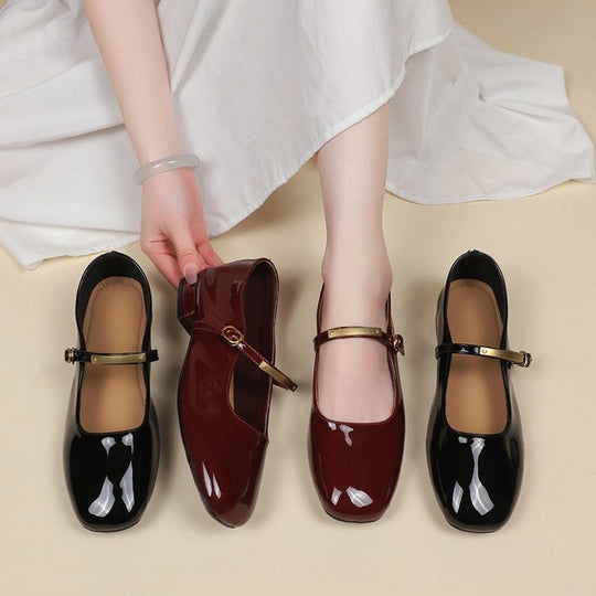 Damen Lackleder Ballerinas mit verstellbarem Riemen und goldener Schnalle EB