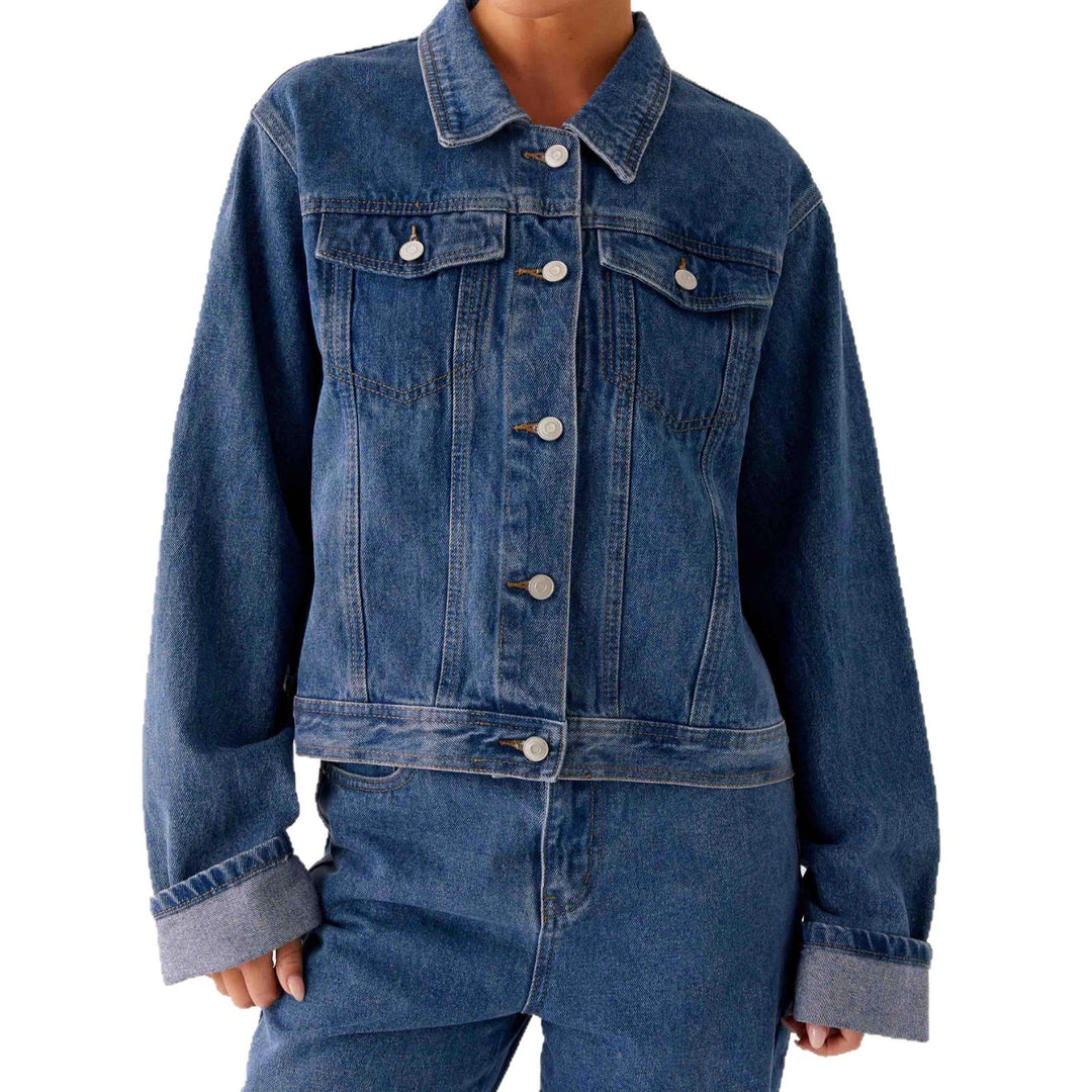 Damen trendige Denimjacke im lässigen Schnitt mit aufgesetzten Taschen und Knopfdetails EB