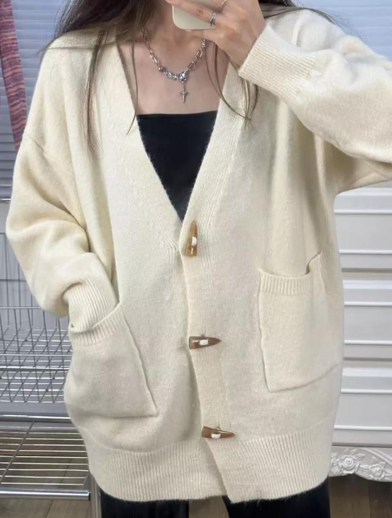 Damen Strickjacke mit großen Taschen und elegantem V-Ausschnitt EB