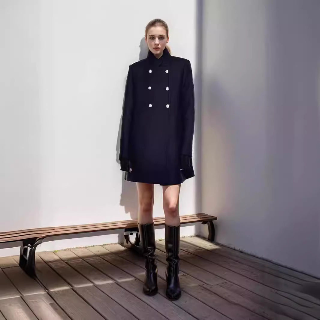 Damen Eleganter Kurz-Mantel mit doppelter Knopfreihe und seidigen Details EB