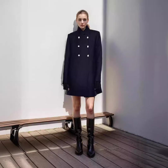 Damen Eleganter Kurz-Mantel mit doppelter Knopfreihe und seidigen Details EB
