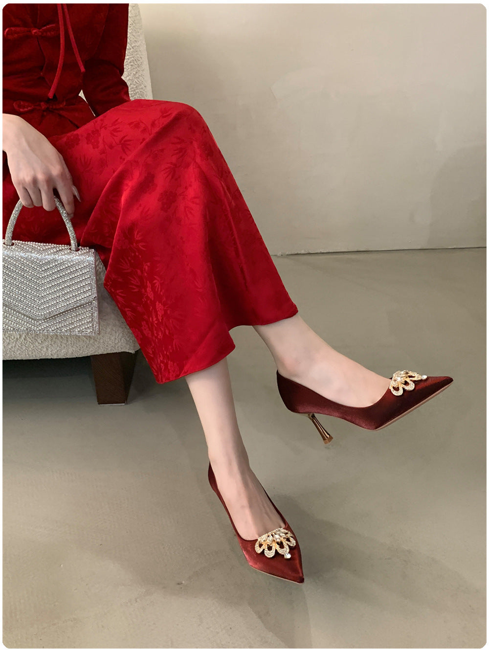 Damen Elegante High Heels mit funkelnden Perlenakzenten und schmalem Absatz EB
