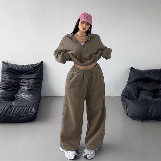 Damen Samt-Cropped-Ziphoodie und weit geschnittene High-Waist Palazzo-Jogginghose Eichborn Berlin