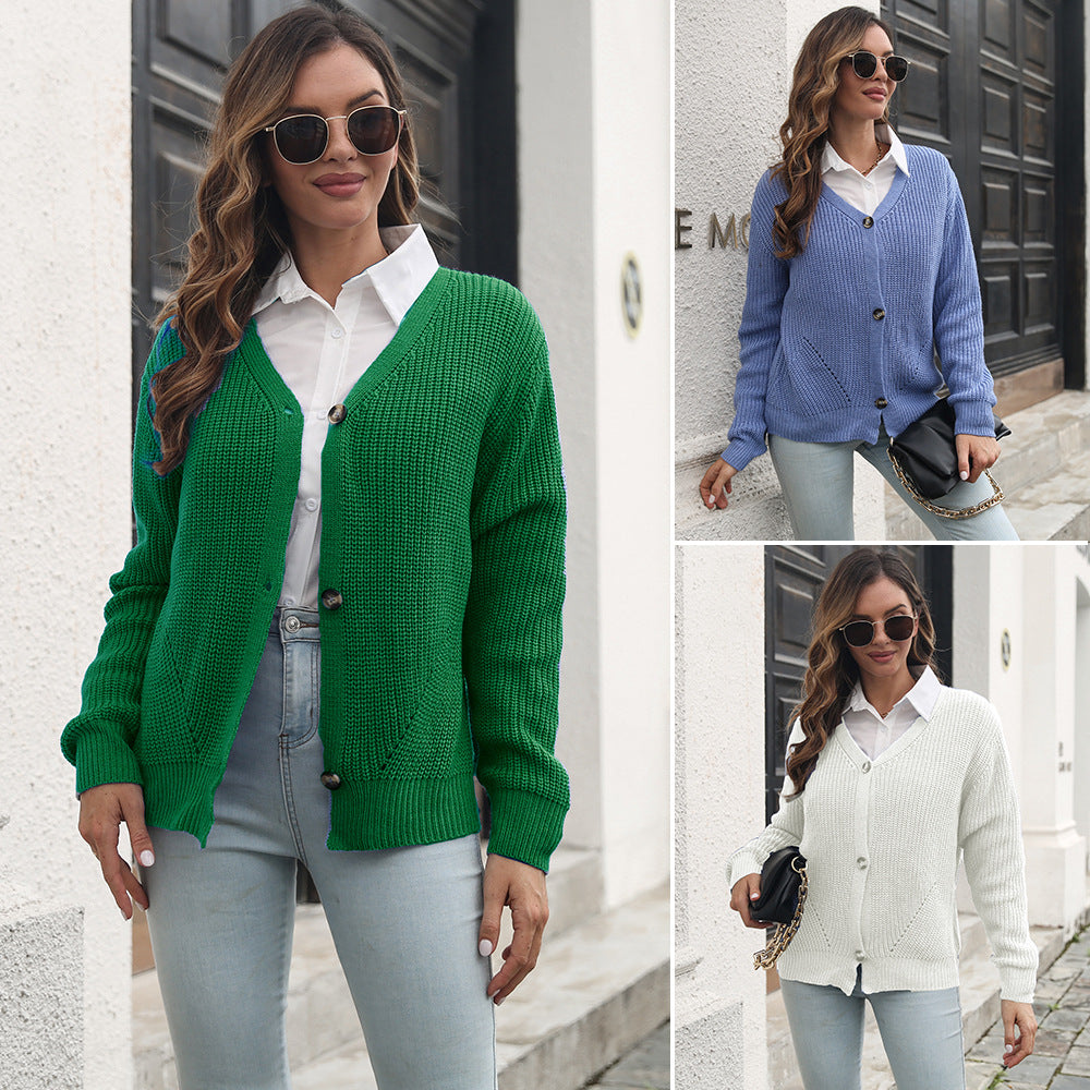 Damen Strickjacke mit V-Ausschnitt und dekorativen Knopfdetails EB