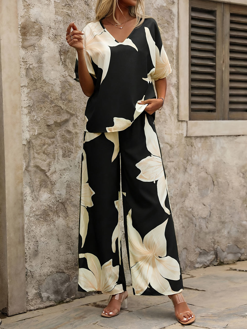 Damen luftiges Ensemble mit fließendem Schnitt und floralem Design EB