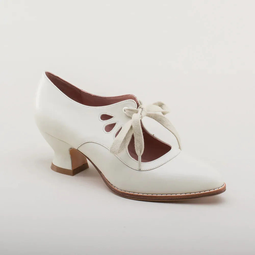 Damen  Vintage-inspirierte Mary-Jane Pumps mit geschwungenem Mittelhochabsatz und Zierlochung EB