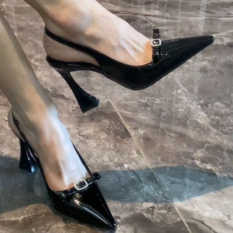 Damen elegante Slingback-Pumps mit glanzvoller Lackoberfläche und funkelndem Schmuckdetail EB