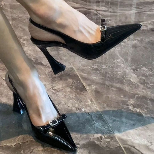 Damen elegante Slingback-Pumps mit glanzvoller Lackoberfläche und funkelndem Schmuckdetail EB