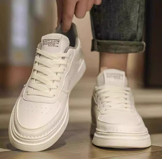 Unisex minimalistische Lederoptik Plateau-Sneaker mit gepolstertem Fersenkragen und stoßdämpfender Leichtsohle EB