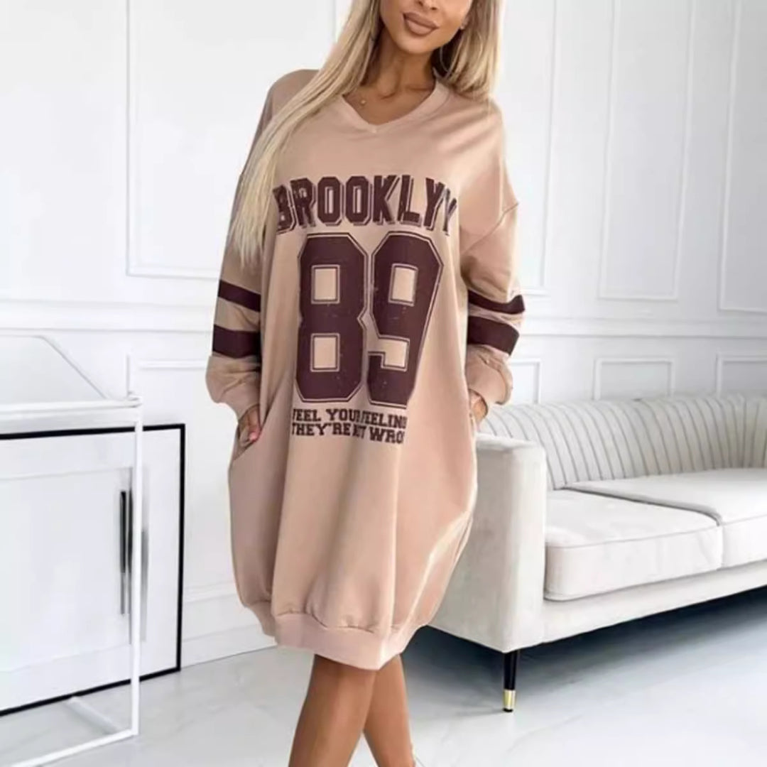 Damen lässiges oversized Sportkleid mit V-Ausschnitt und kontrastierenden Ärmeln EB