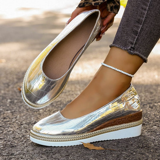Damen Sneaker mit modernem glänzendem Obermaterial und komfortabler Sohle EB