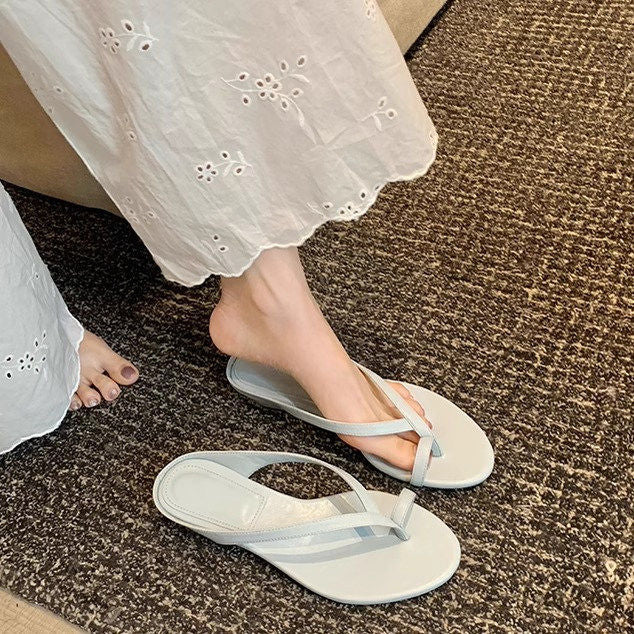 Damen Zehentrenner-Sandalen mit elegantem Riemendesign und flexiblem Fußbett EB