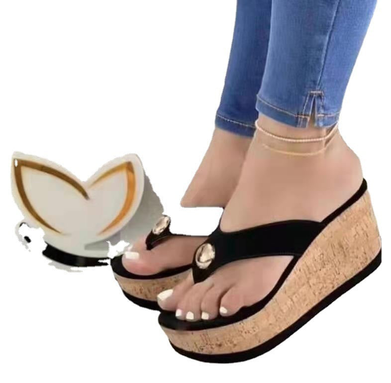 Damen Wedge-Pantoletten mit eleganter Korksohle und dekorativen Metallapplikationen EB