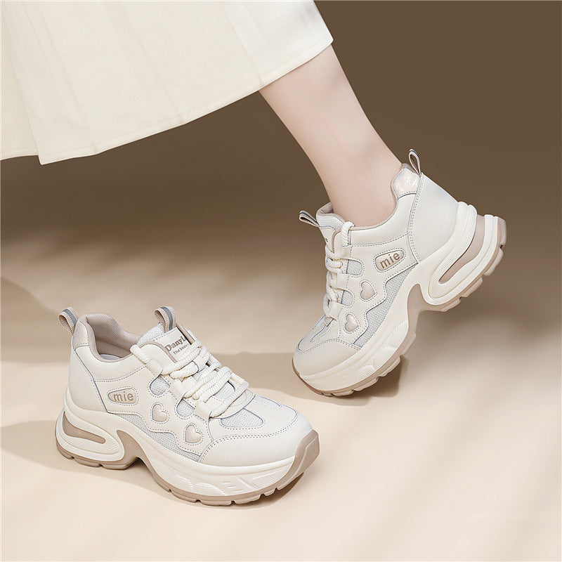 Damen Sportliche Chunky Sneakers mit Herz-Details und dämpfender Sohle EB